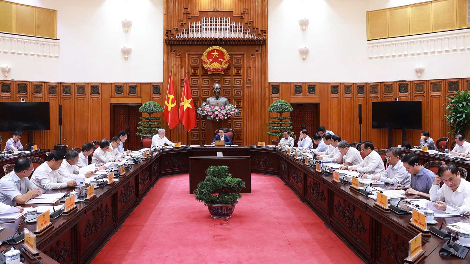 Prime Minister Pham Minh Chinh chairs meeting on the restructuring public service units