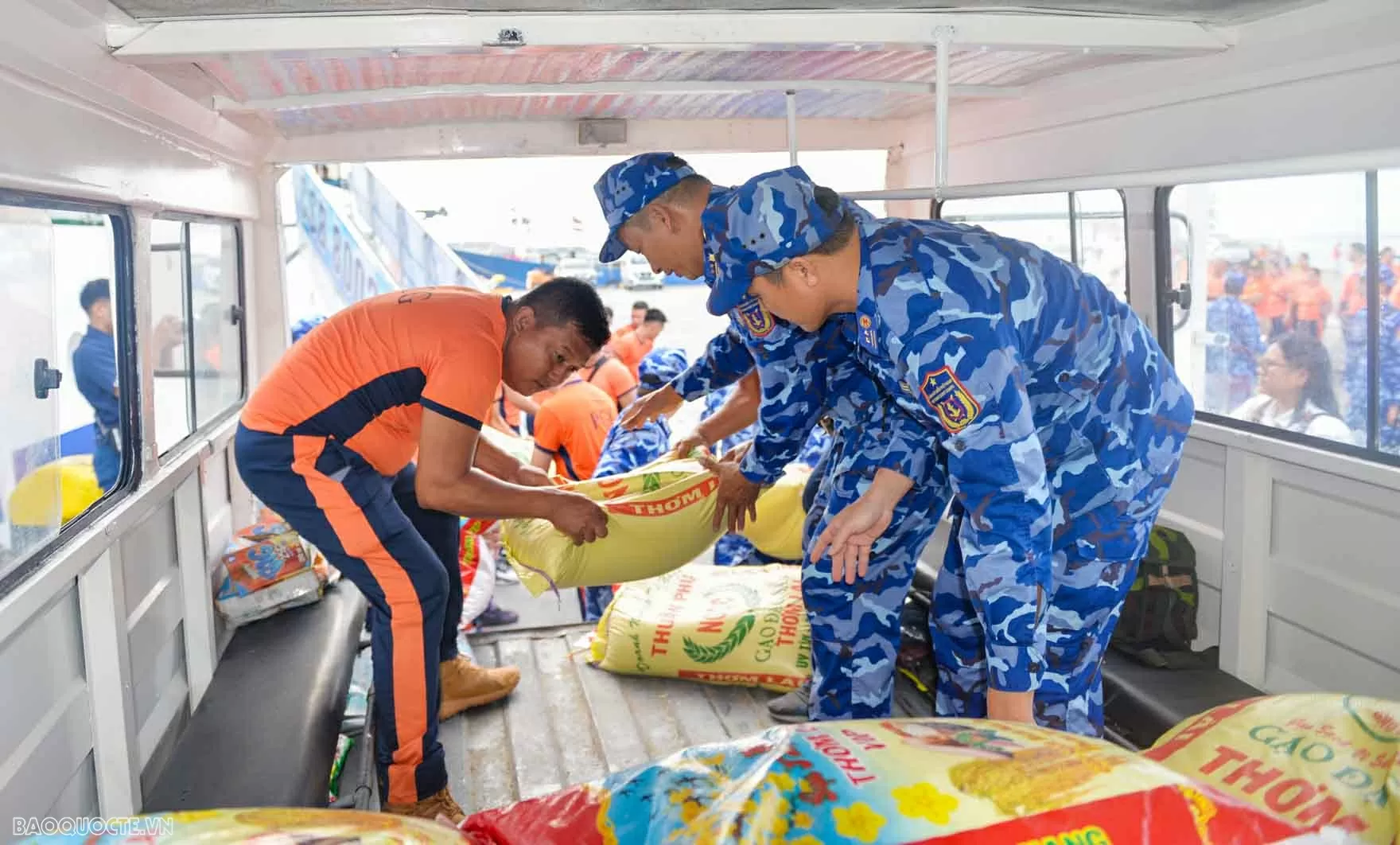 Vietnam Coast Guard supports earthquake recovery efforts in the Philippines Vietnam Coast Guard supports earthquake recovery efforts in the Philippines
