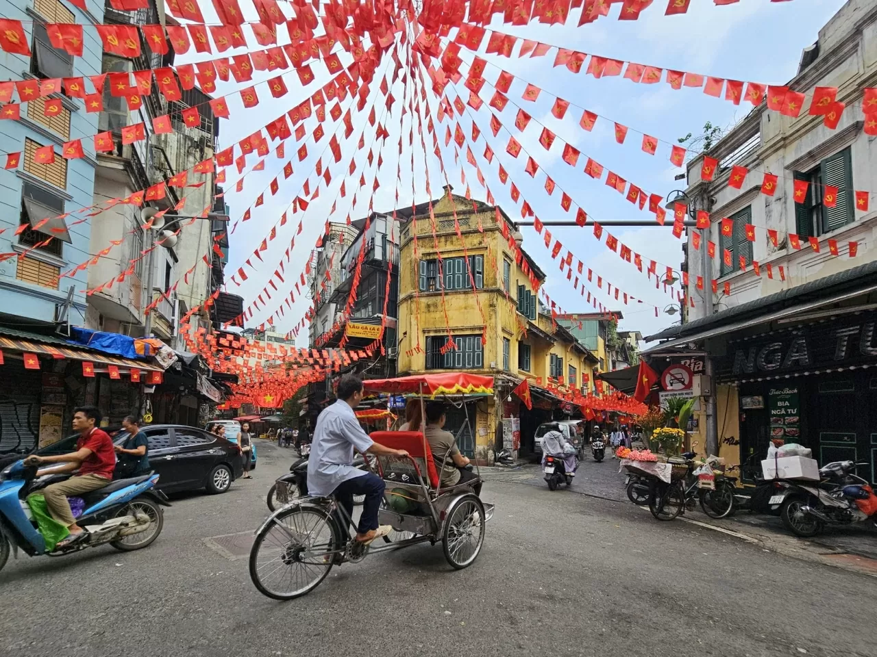Shaping Hanoians - From a thousand-year tradition to a contemporary identity Shaping Hanoians - From a thousand-year tradition to a contemporary identity