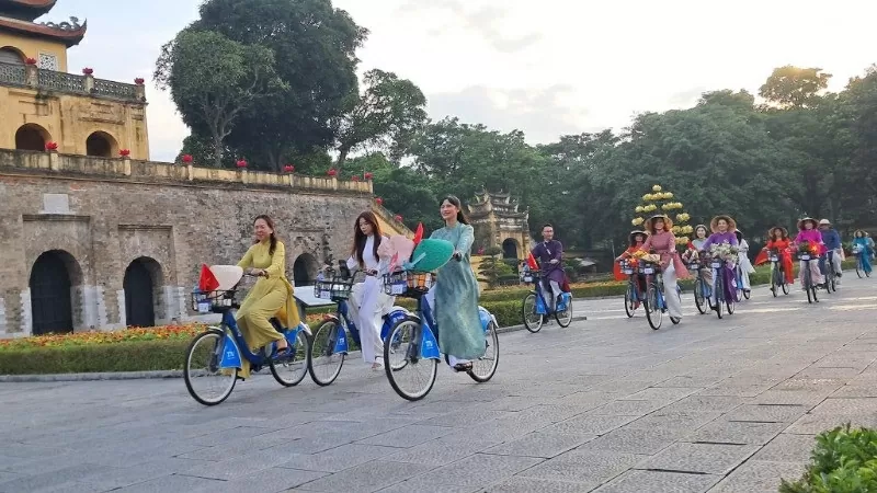 Shaping Hanoians - From a thousand-year tradition to a contemporary identity Shaping Hanoians - From a thousand-year tradition to a contemporary identity