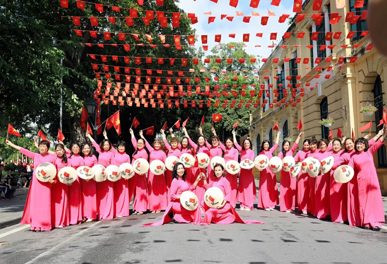Shaping Hanoians - From a thousand-year tradition to a contemporary identity Shaping Hanoians - From a thousand-year tradition to a contemporary identity