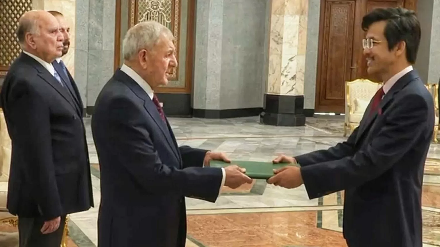 Ambassador Nguyen Luong Ngoc presents Letter of Credence to Iraqi President