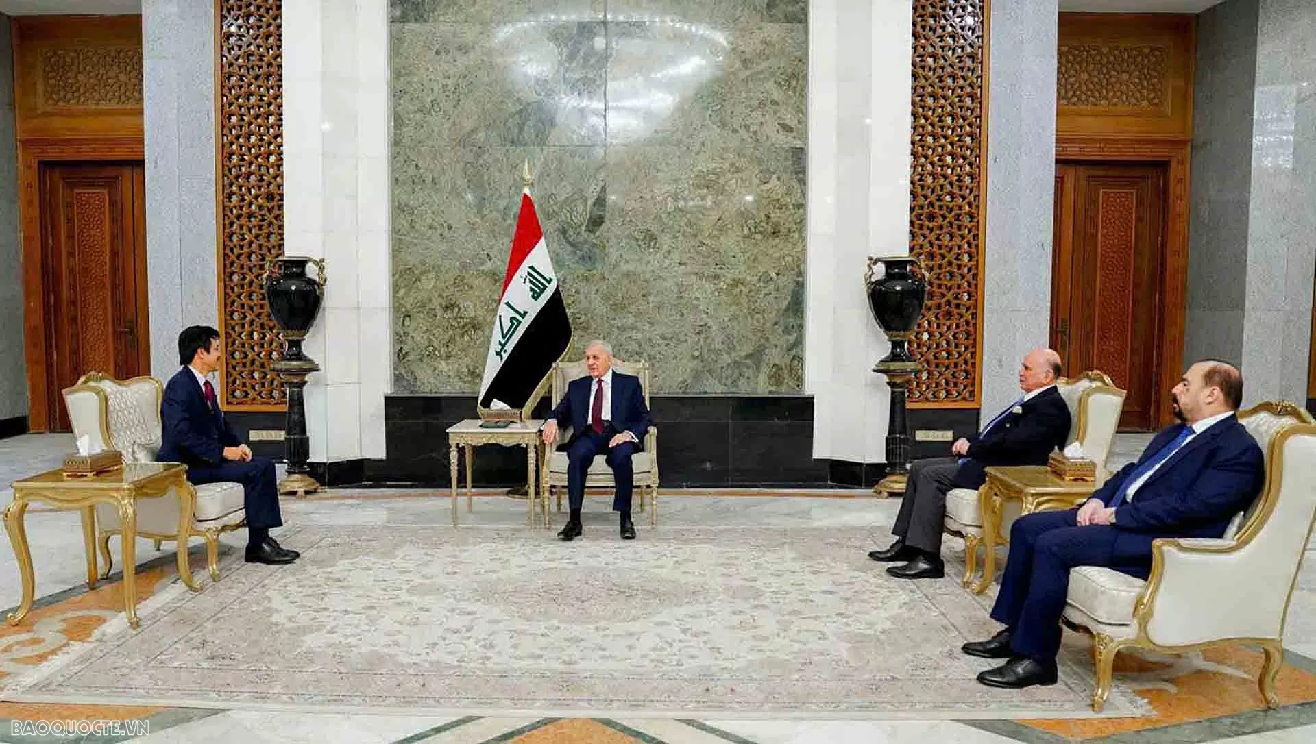 Ambassador Nguyen Luong Ngoc presents Letter of Credence to Iraqi President
