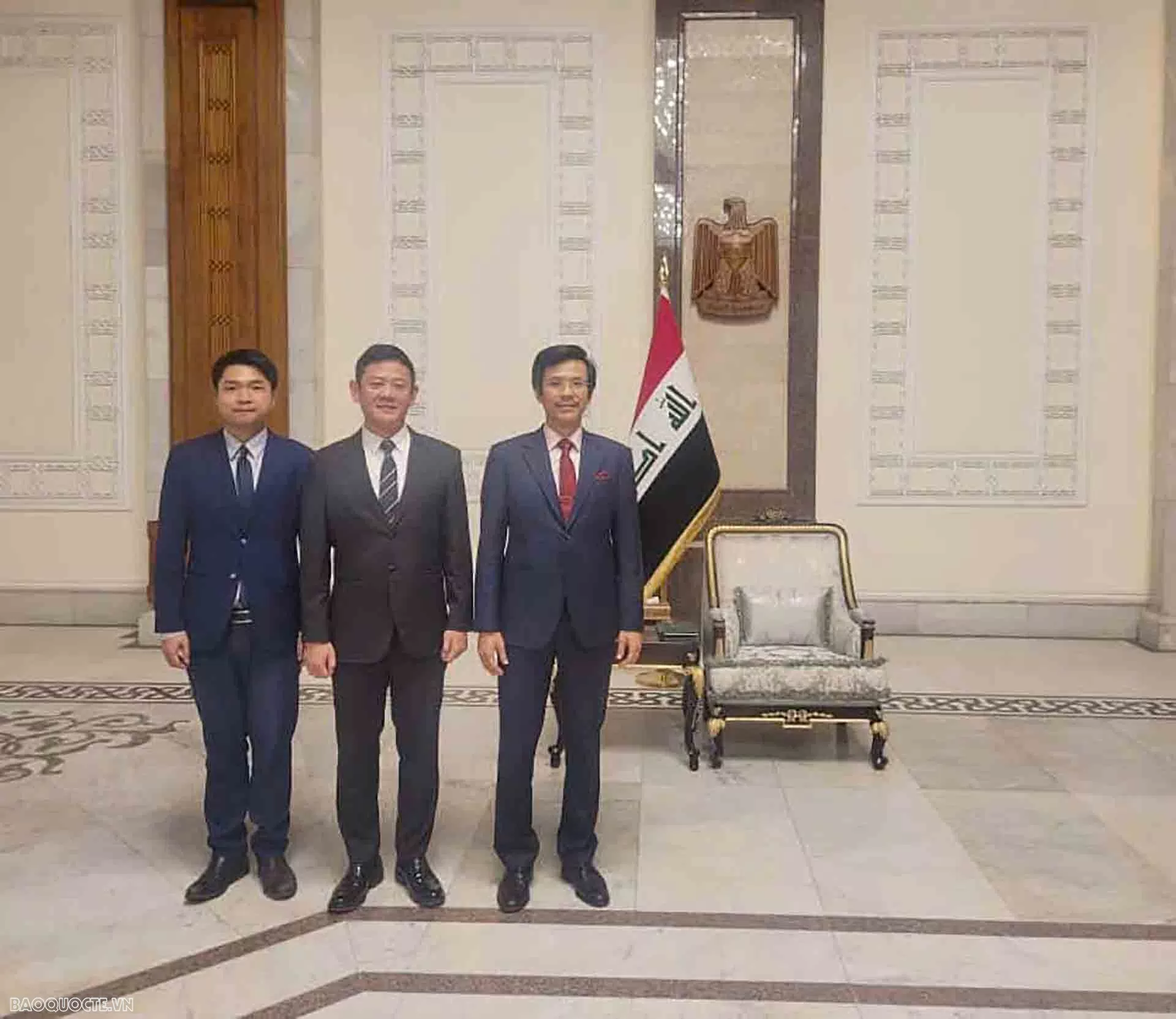 Ambassador Nguyen Luong Ngoc presents Letter of Credence to Iraqi President