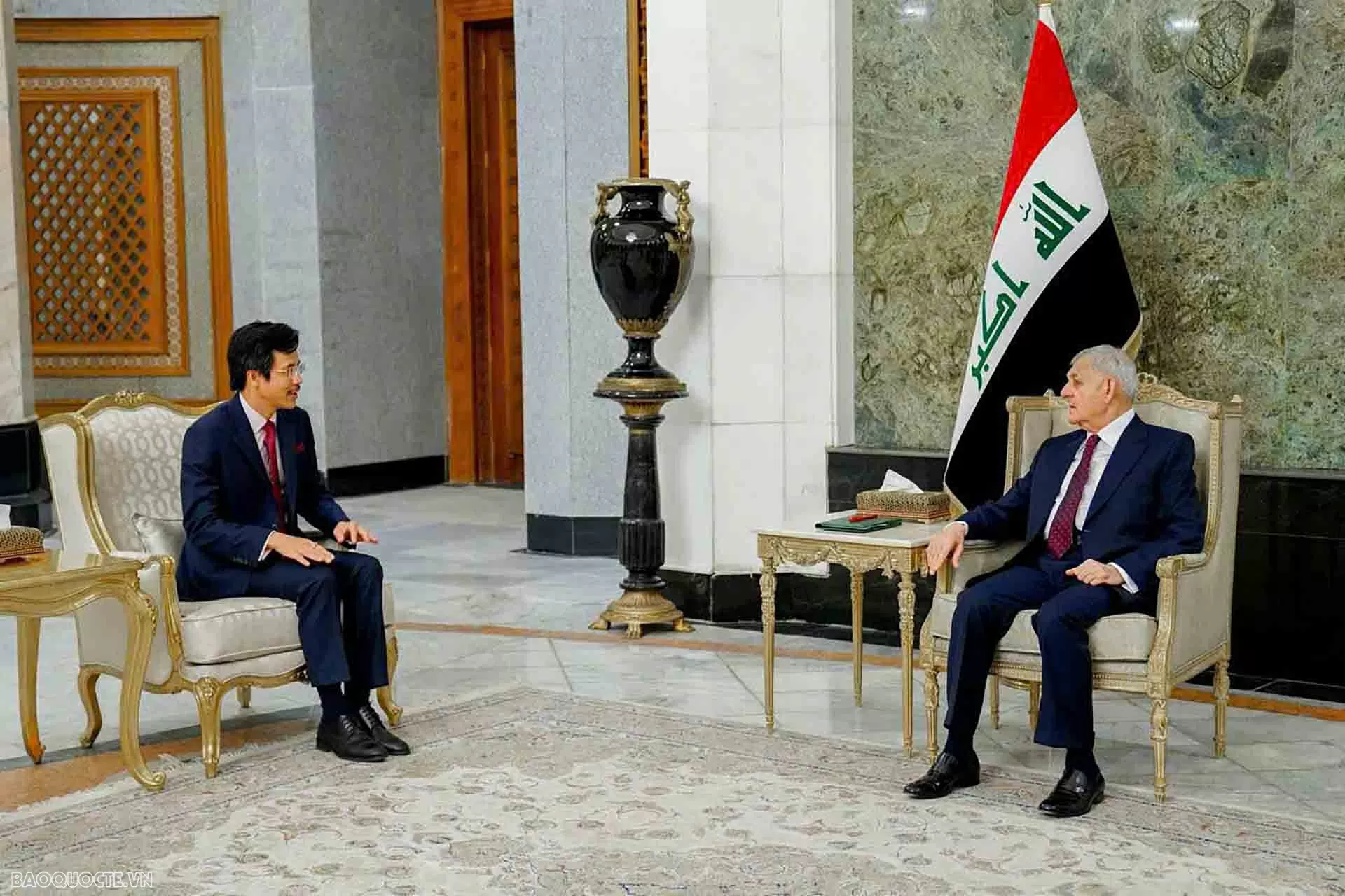 Ambassador Nguyen Luong Ngoc presents Letter of Credence to Iraqi President