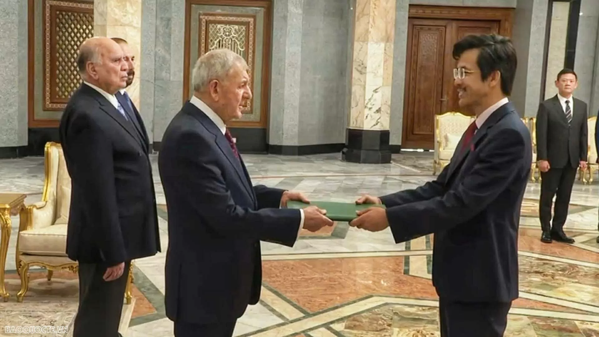 Ambassador Nguyen Luong Ngoc presents Letter of Credence to Iraqi President