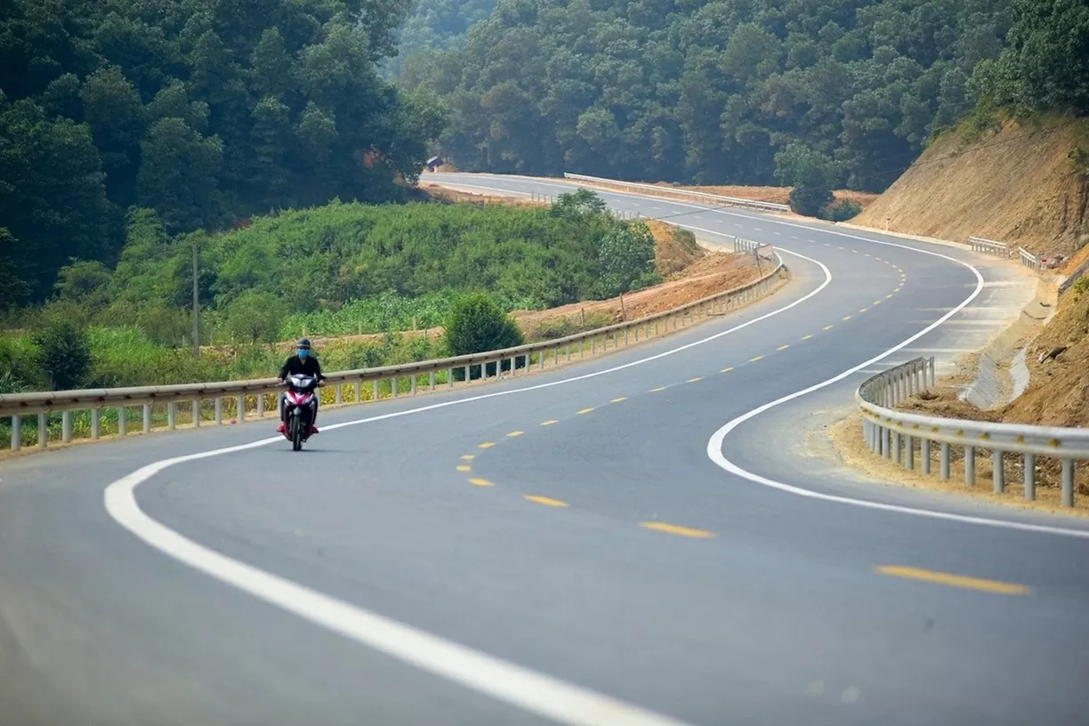 Phu Tho gradually asserts its new position: Economic development linked with
improved growth quality Phu Tho gradually asserts its new position: Economic development linked with
improved growth quality