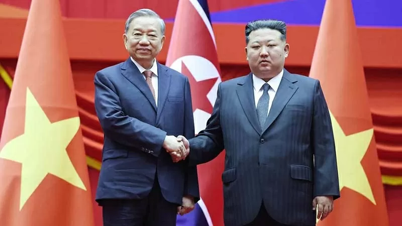 Tổng Bí thư Đảng Lao động Triều Tiên, Chủ tịch Quốc vụ nước Cộng hòa Dân chủ Nhân dân Triều Tiên Kim Jong Un đón Tổng Bí thư Tô Lâm. (Nguồn: TTXVN)