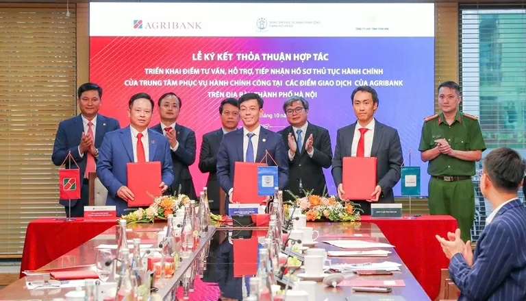 Agribank and Hanoi Public Administrative Service Center collaborate to implement a model supporting citizens in accessing public services Agribank and Hanoi Public Administrative Service Center collaborate to implement a model supporting citizens in accessing public services