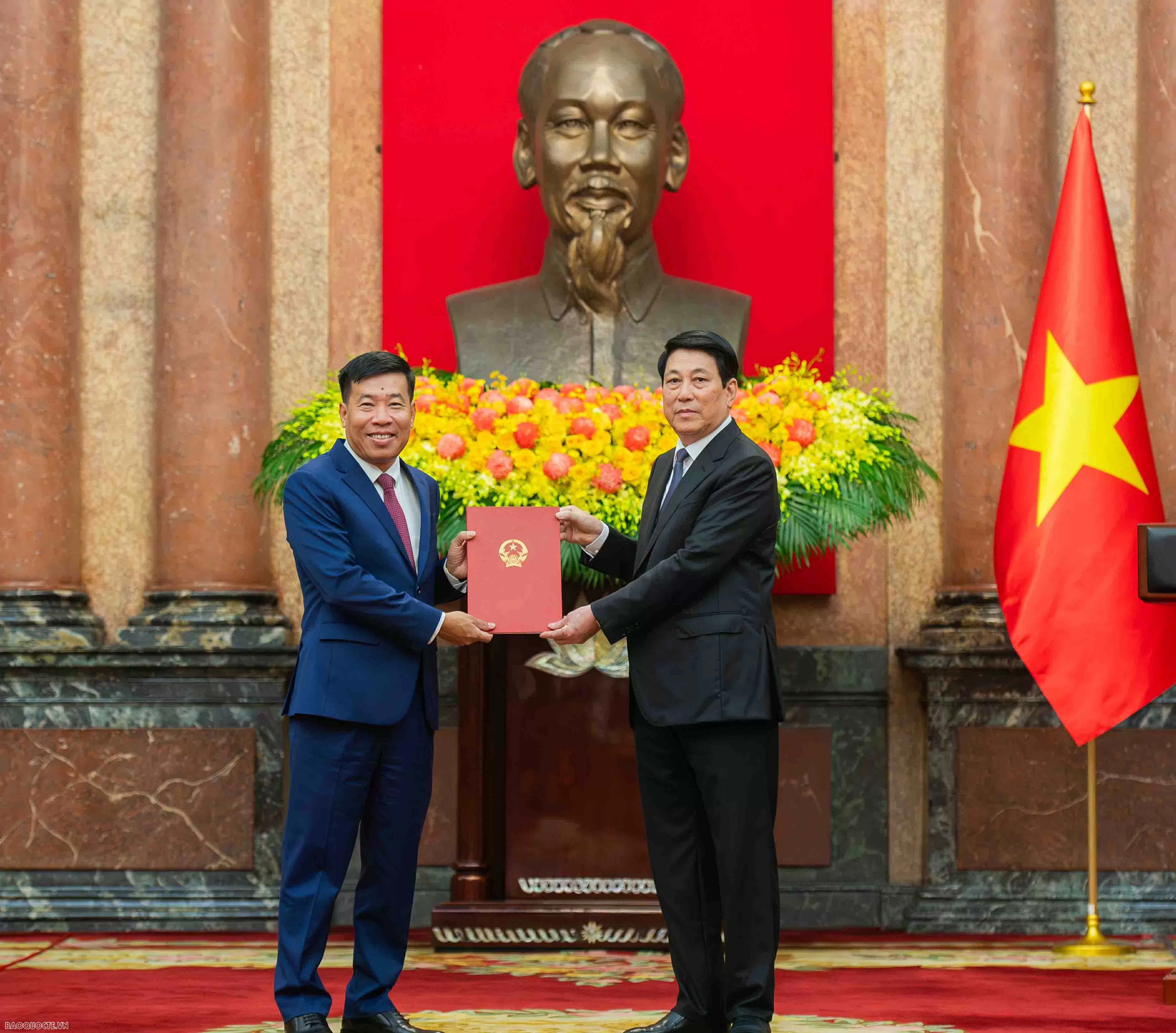 President Luong Cuong presents title of Ambassador to diplomats President Luong Cuong presents title of Ambassador to diplomats