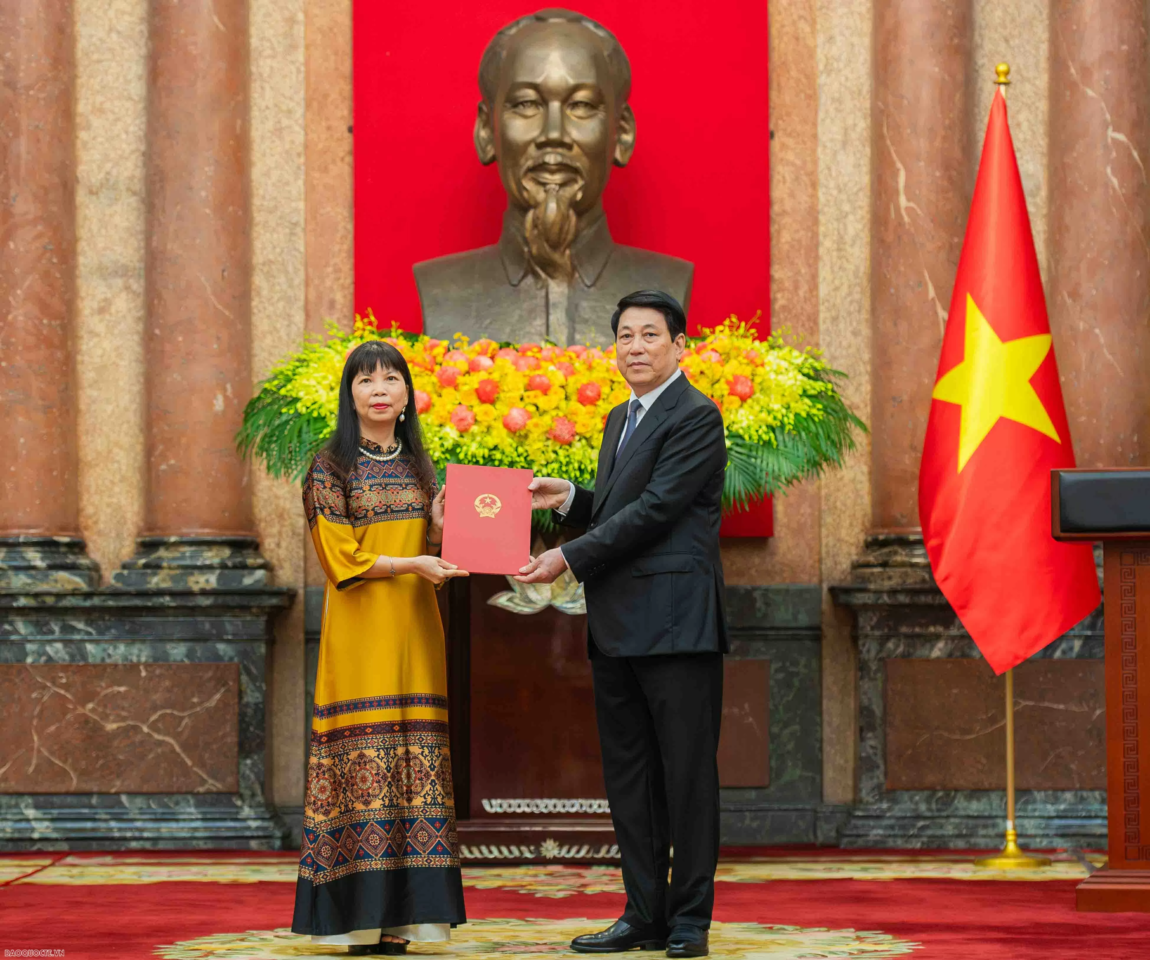 President Luong Cuong presents title of Ambassador to diplomats President Luong Cuong presents title of Ambassador to diplomats