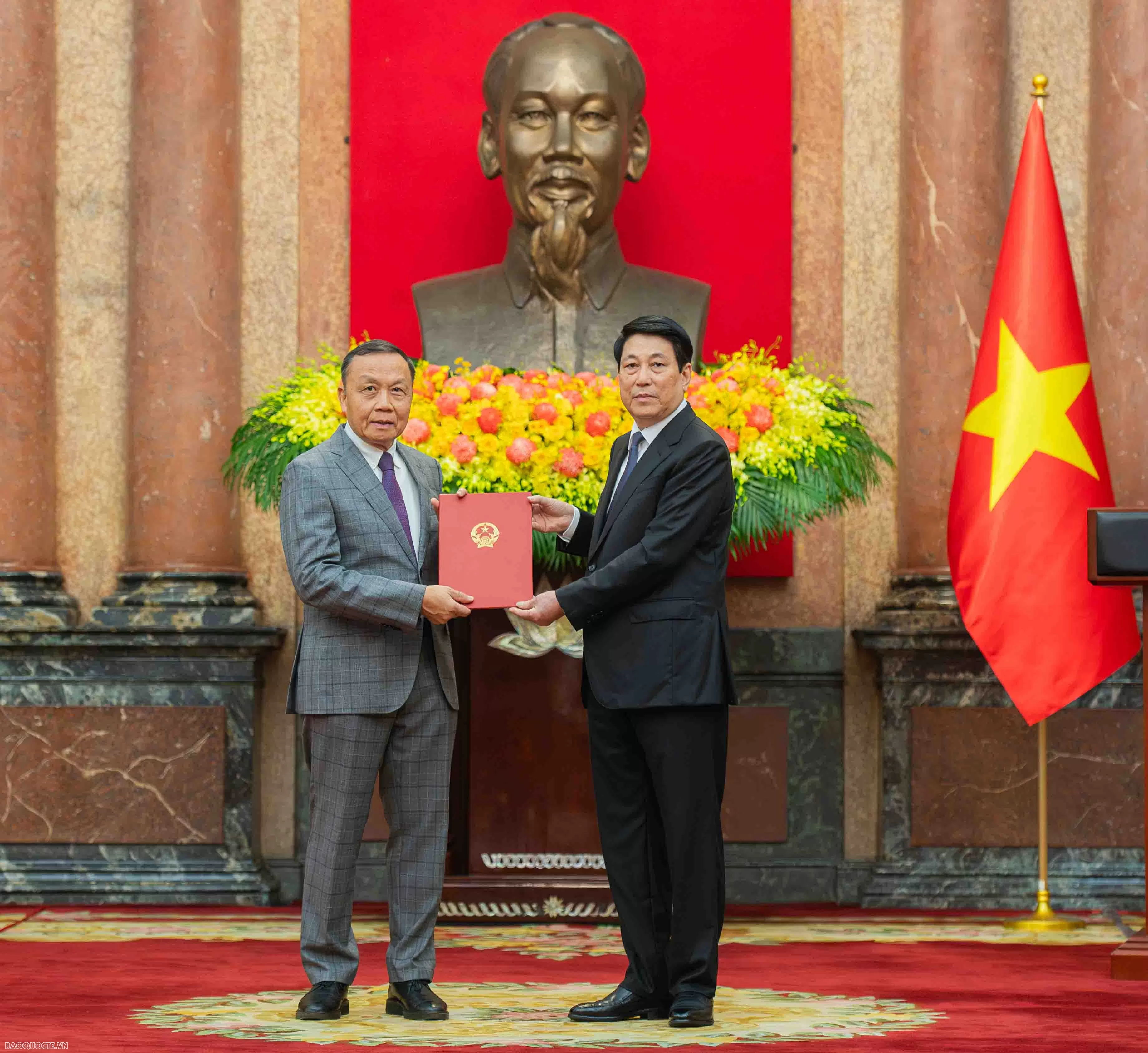 President Luong Cuong presents title of Ambassador to diplomats President Luong Cuong presents title of Ambassador to diplomats