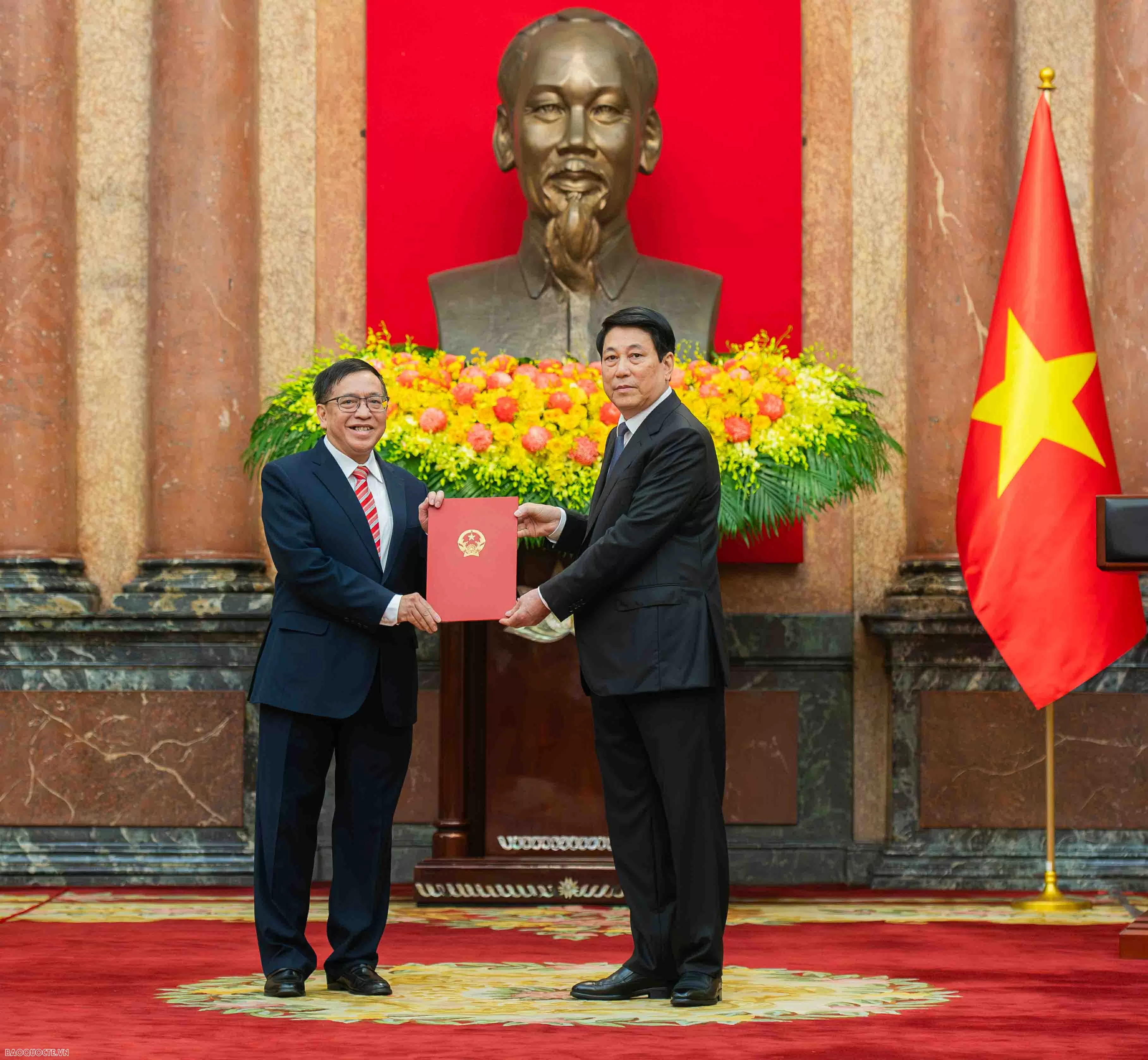 President Luong Cuong presents title of Ambassador to diplomats President Luong Cuong presents title of Ambassador to diplomats