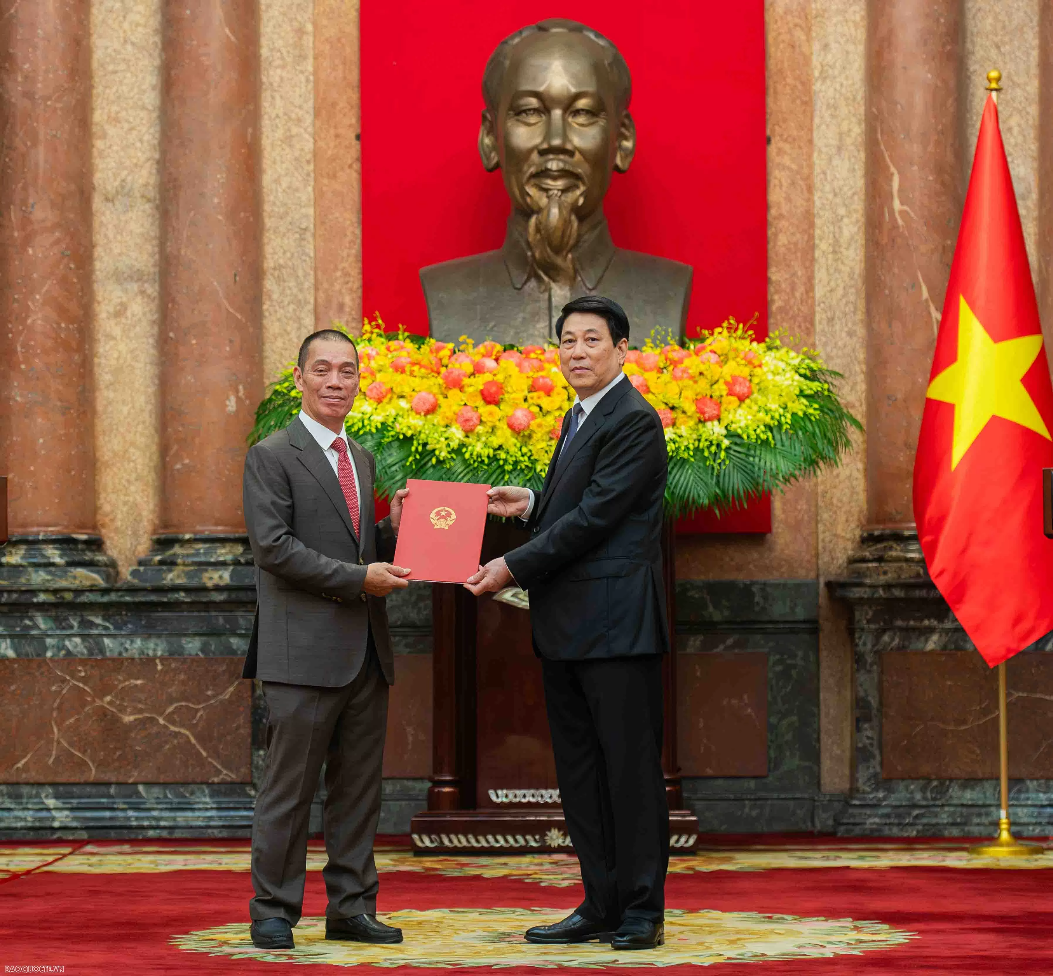 President Luong Cuong presents title of Ambassador to diplomats President Luong Cuong presents title of Ambassador to diplomats