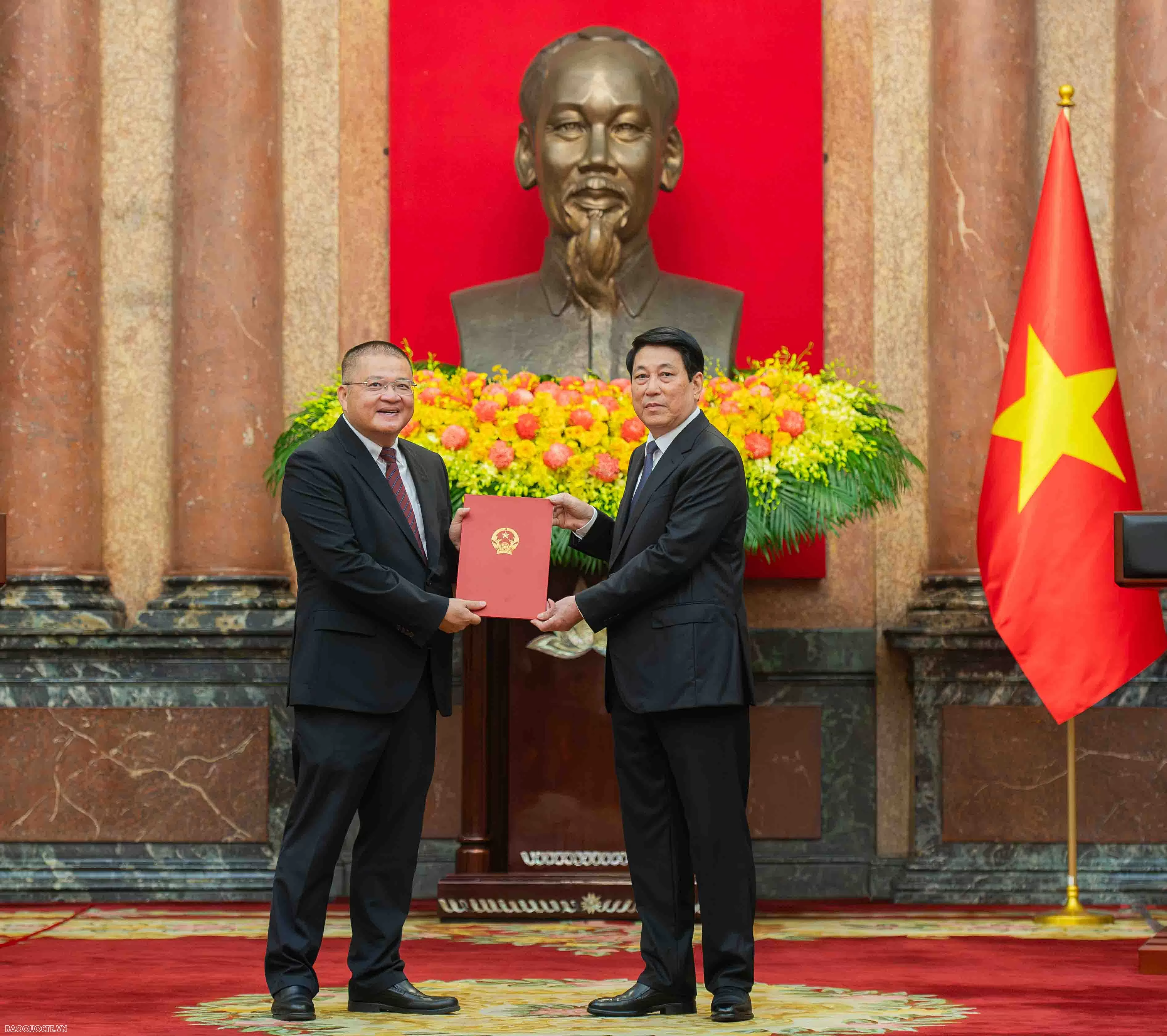 President Luong Cuong presents title of Ambassador to diplomats President Luong Cuong presents title of Ambassador to diplomats