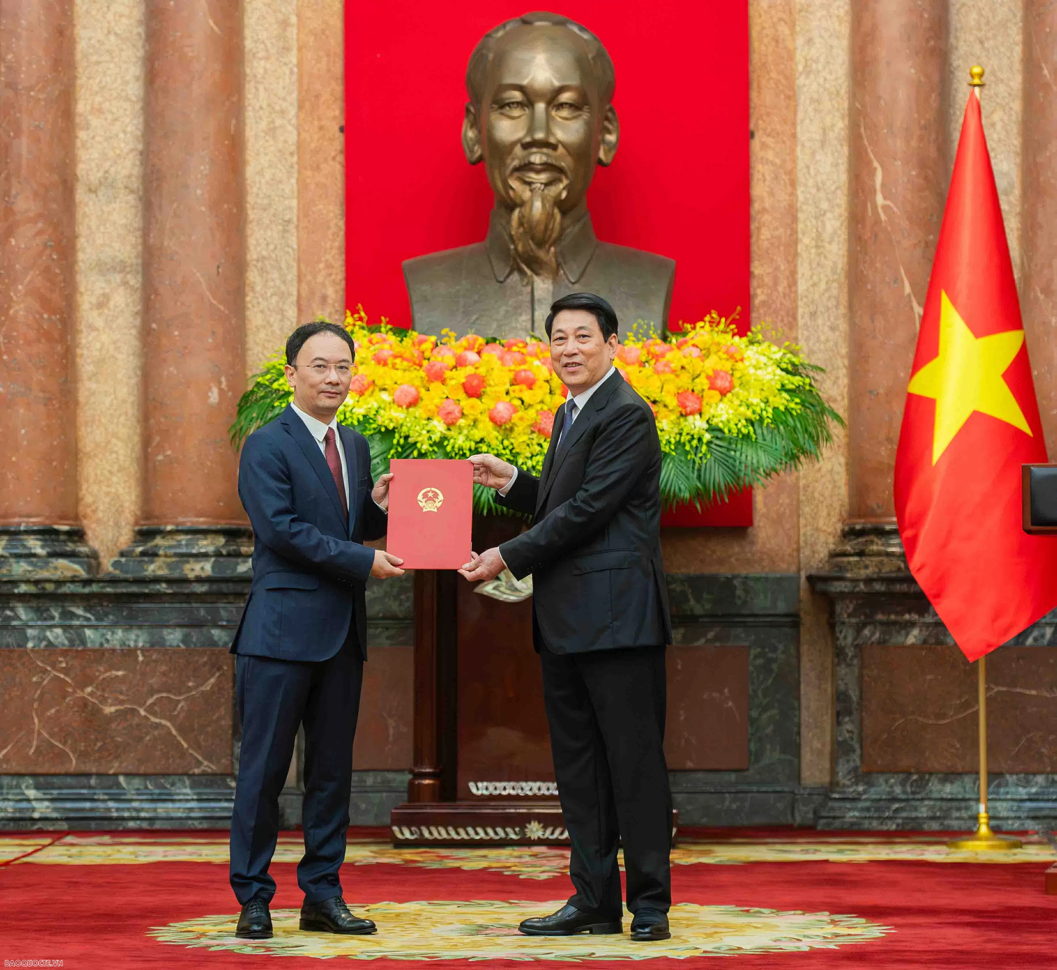 President Luong Cuong presents title of Ambassador to diplomats President Luong Cuong presents title of Ambassador to diplomats