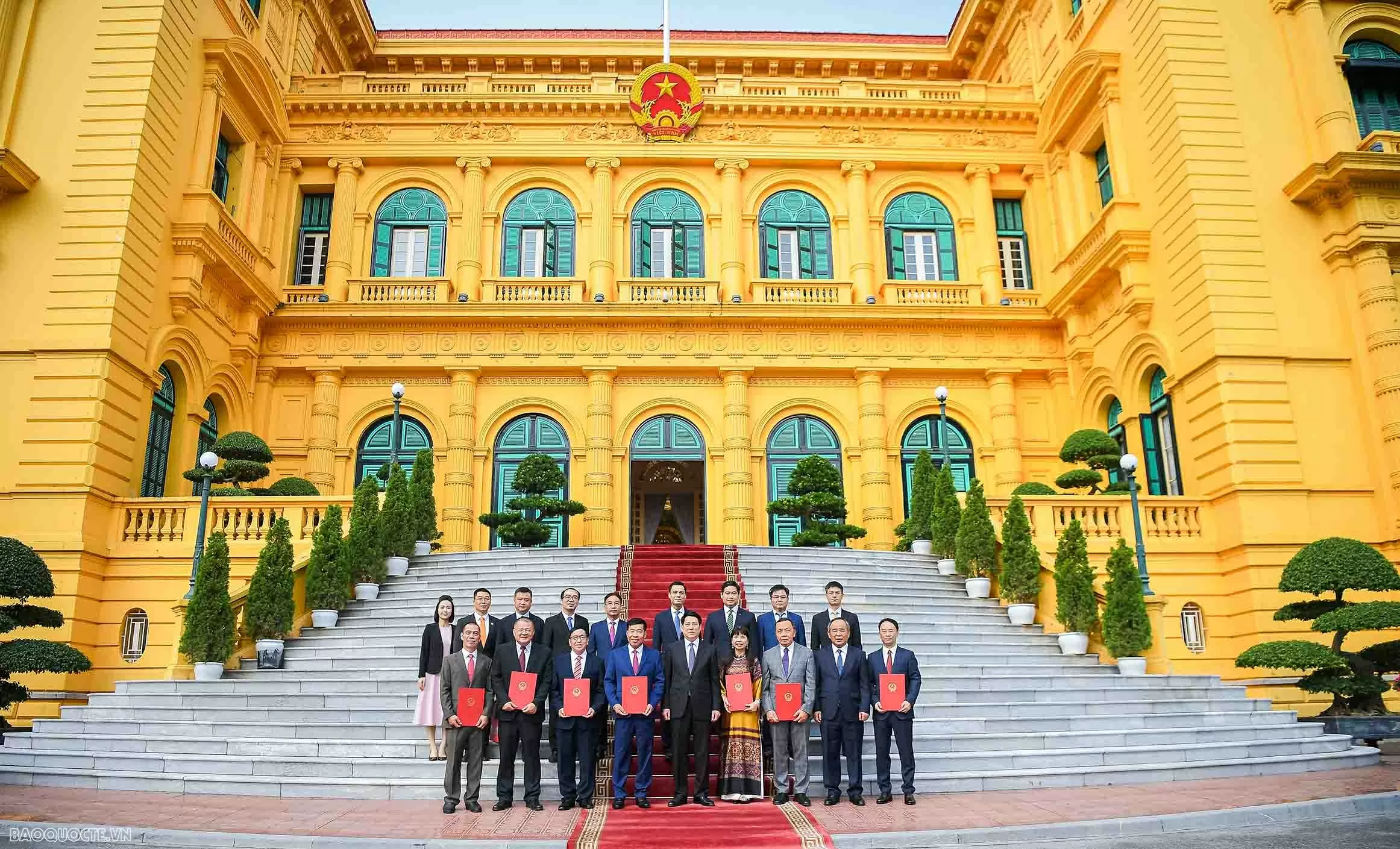 President Luong Cuong presents title of Ambassador to diplomats President Luong Cuong presents title of Ambassador to diplomats