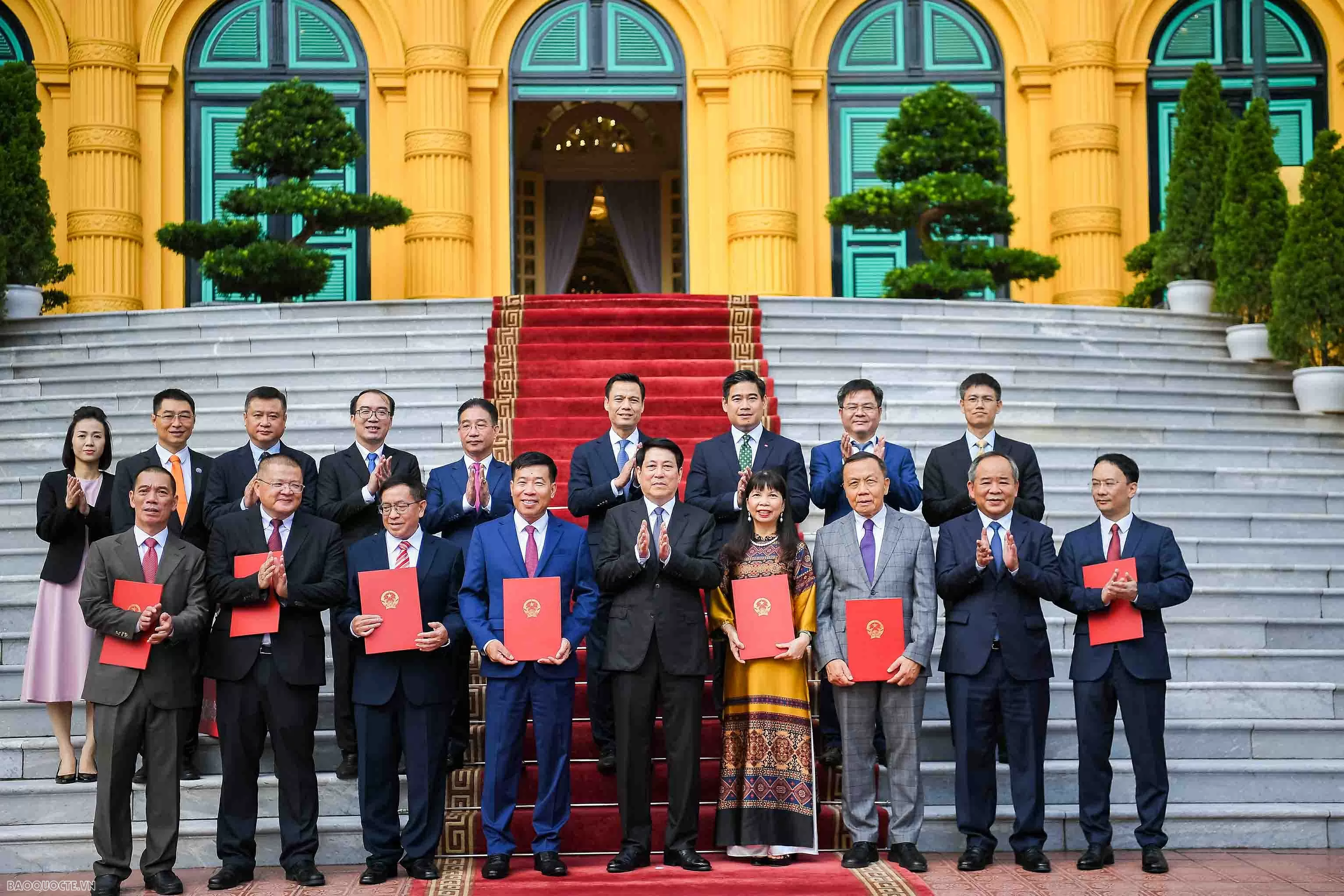President Luong Cuong presents title of Ambassador to diplomats President Luong Cuong presents title of Ambassador to diplomats