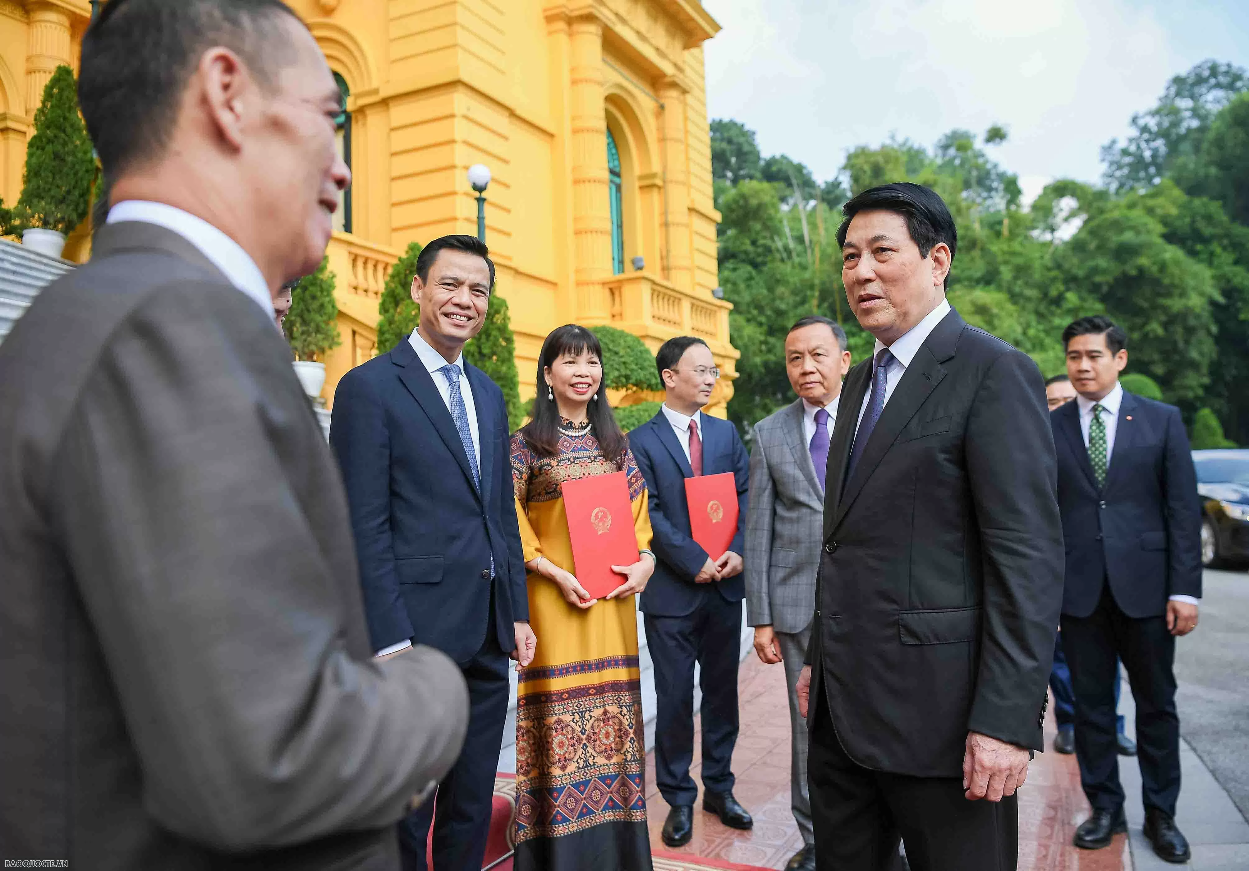 President Luong Cuong presents title of Ambassador to diplomats President Luong Cuong presents title of Ambassador to diplomats
