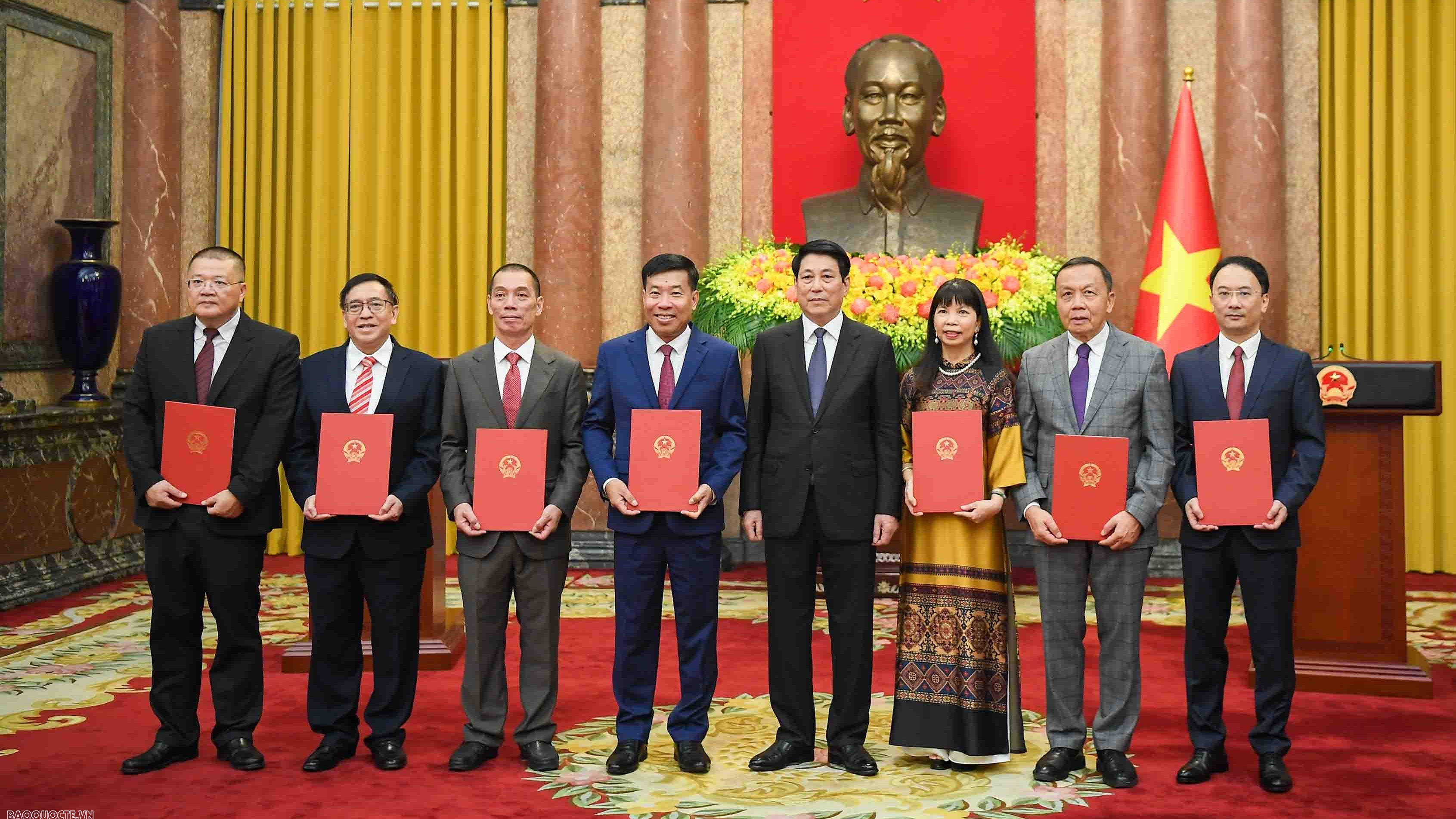 President Luong Cuong presents title of Ambassador to diplomats