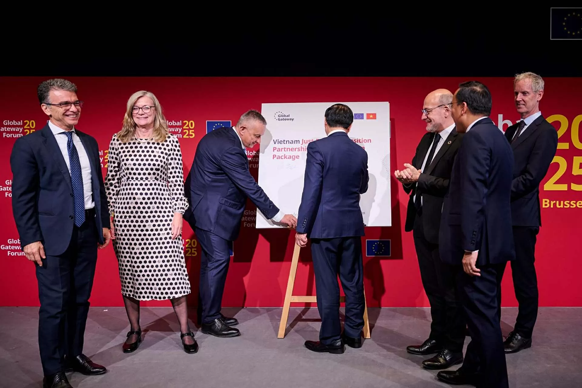 Deputy PM Bui Thanh Son attends the high-level discussion at the 2nd Global Gateway Forum in Brussels