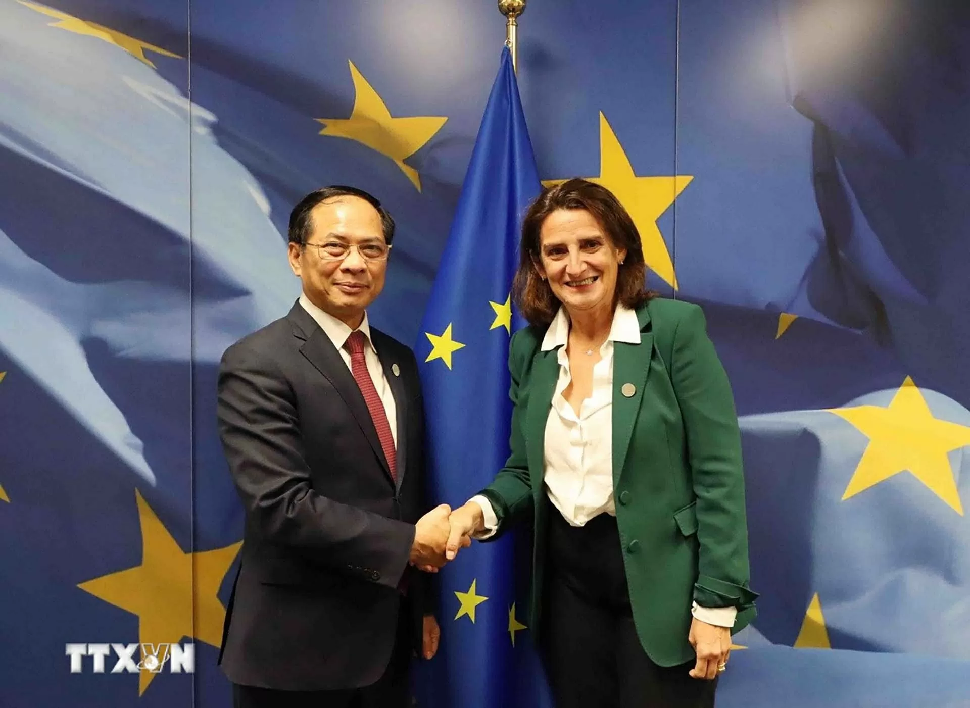 Deputy PM Bui Thanh Son attends the high-level discussion at the 2nd Global Gateway Forum in Brussels