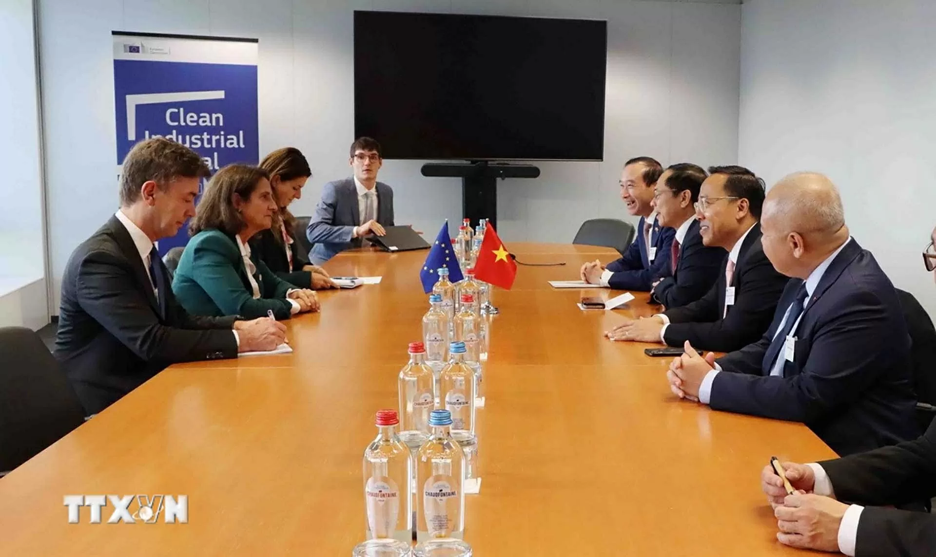 Deputy PM Bui Thanh Son attends the high-level discussion at the 2nd Global Gateway Forum in Brussels