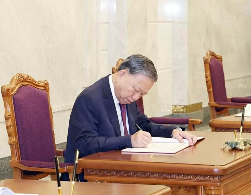 General Secretary To Lam pays floral tributes to DPRK leaders