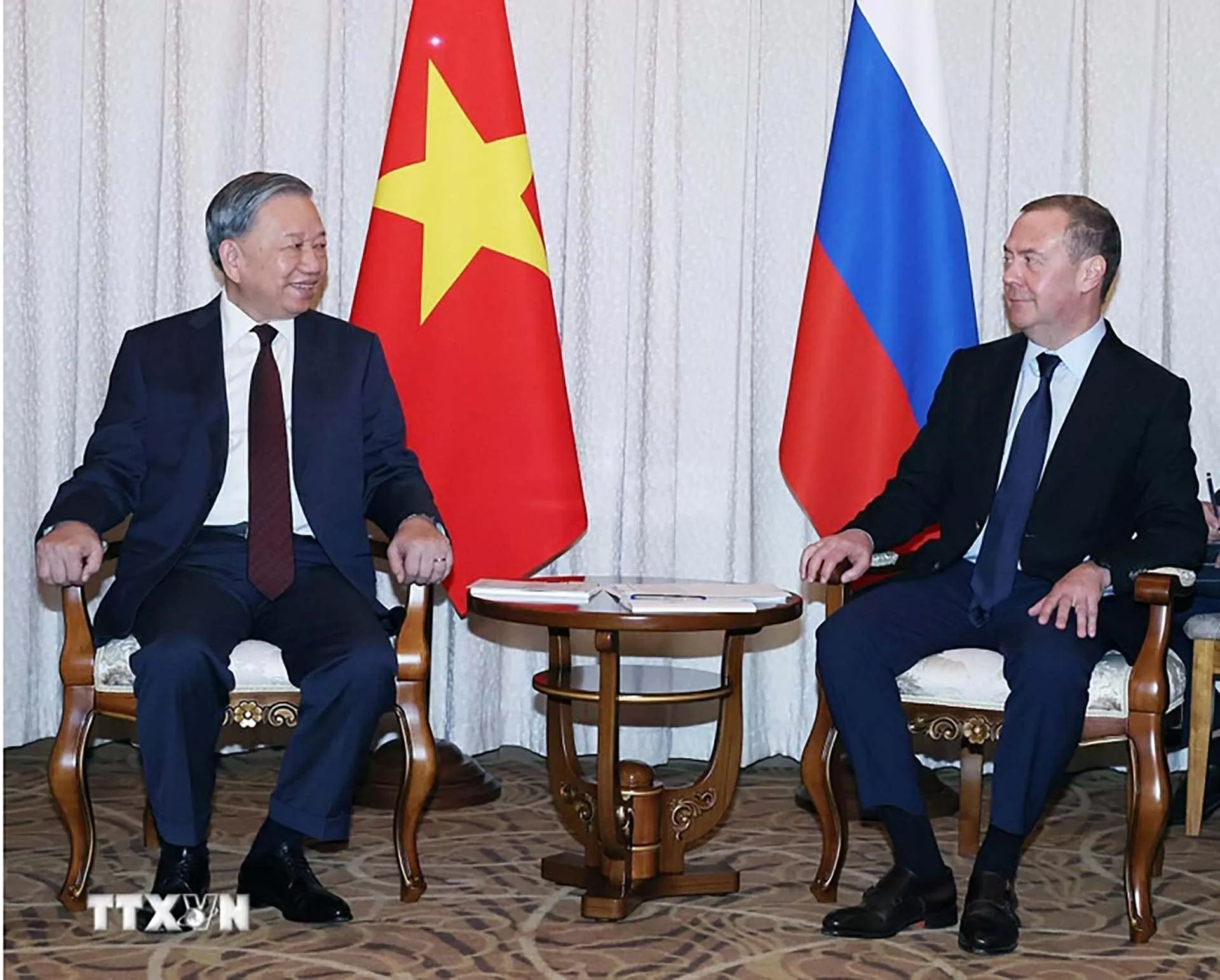 General Secretary To Lam meets with Chairman of United Russia Party Dmitry Medvedev