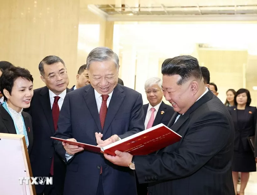 Tổng Bí thư Tô Lâm trao tặng Tổng Bí thư, Chủ tịch Quốc vụ CHDCND Triều Tiên Kim Jong Un cuốn sách ảnh Vietnamese Party chief To Lam concludes successful state visit to DPRK, strengthening traditional ties
