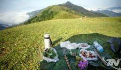 Immersed in the vast skies of Lung Trang grassland, Thai Nguyen province