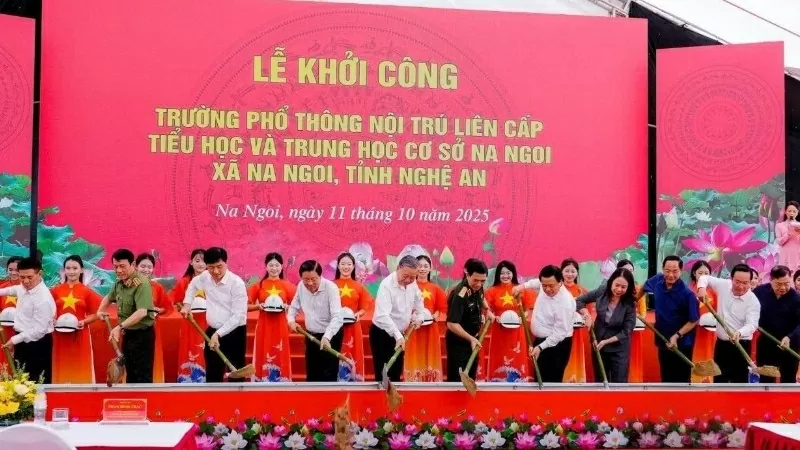 Tổng Bí thư Tô Lâm cùng các đồng chí lãnh đạo Đảng, Nhà nước, bộ, ngành Trung ương, tỉnh Nghệ An thực hiện nghi thức khởi công xây dựng.