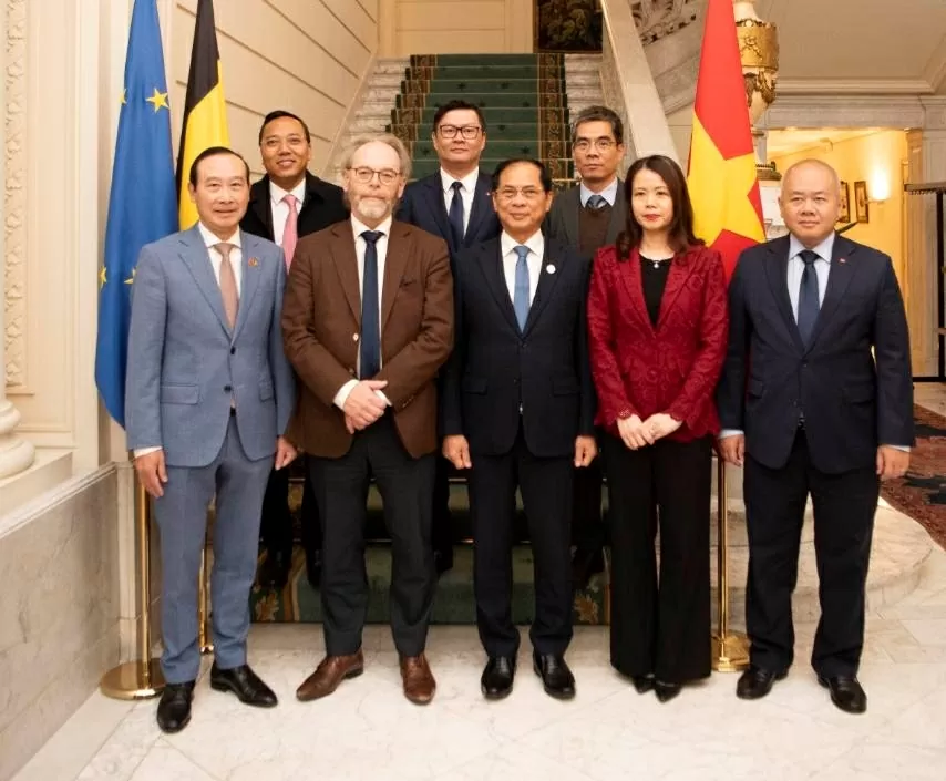 Deputy Prime Minister Bui Thanh Son (fifth, left) meets with President of the Belgian House of Representatives Peter De Roover (fourth, right) on October 10. (Photo: VNA)