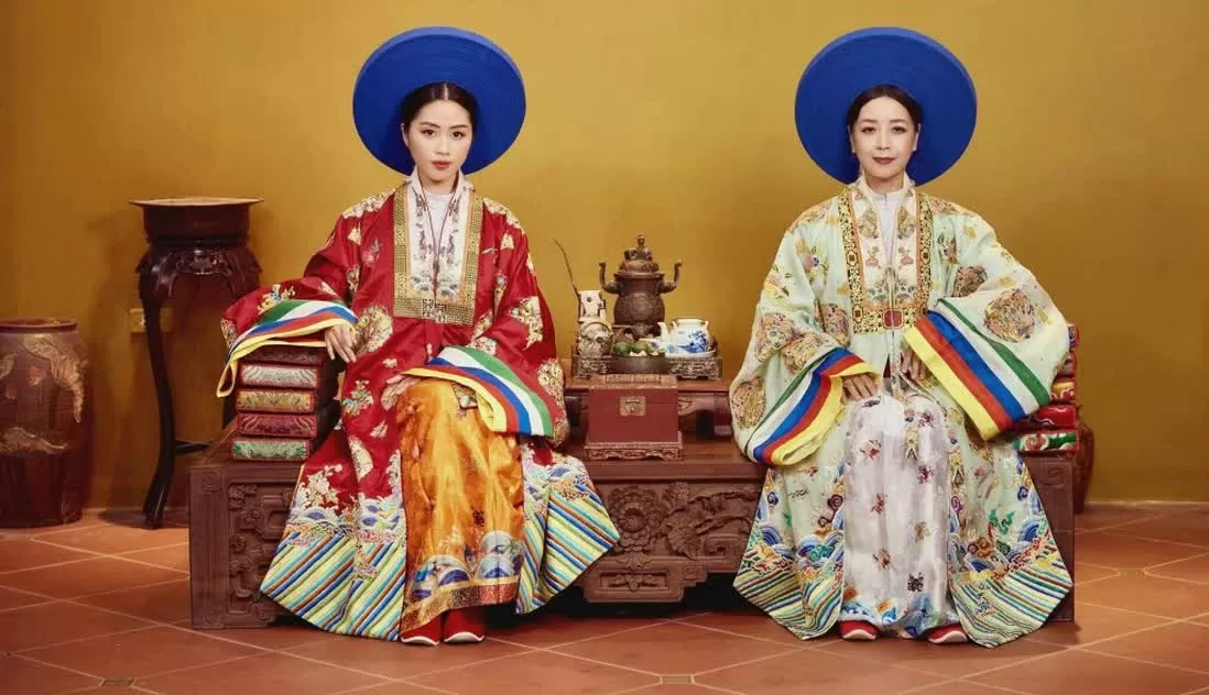 The Nhat Binh Robe: From imperial court attire of the Nguyen Dynasty to a living cultural symbol. (Photo: La Nguyet Anh) The Nhat Binh Robe: From imperial court attire of the Nguyen Dynasty to a living cultural symbol. (Photo: La Nguyet Anh)