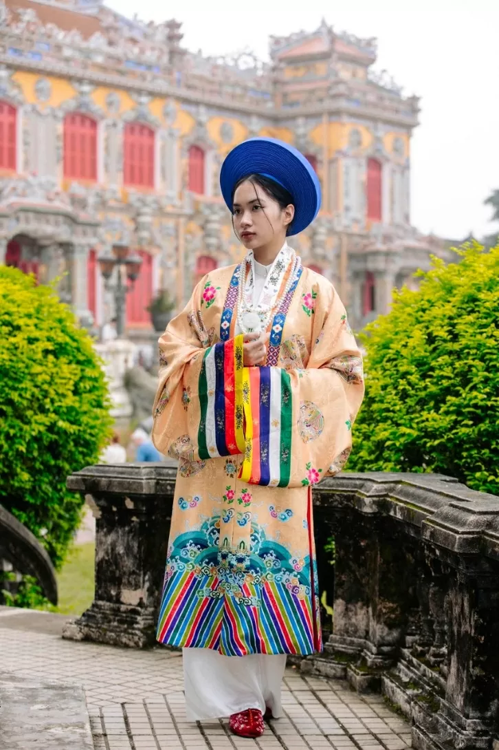 The Nhat Binh Robe: From imperial court attire of the Nguyen Dynasty to a living cultural symbol. (Photo: La Nguyet Anh) The Nhat Binh Robe: From imperial court attire of the Nguyen Dynasty to a living cultural symbol. (Photo: La Nguyet Anh)