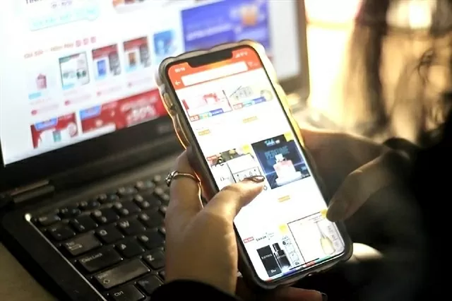 Cross-border e-commerce becomes strategic engine for boosting national exports. A woman places an online shopping order. (Photo congly.vn Cross-border e-commerce becomes strategic engine for boosting national exports. A woman places an online shopping order. (Photo congly.vn