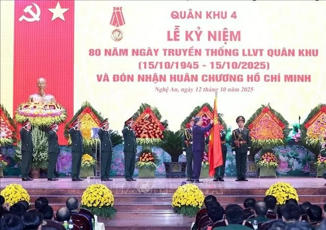 Party chief attends ceremony marking 80th traditional day of Military Region 4’s armed forces