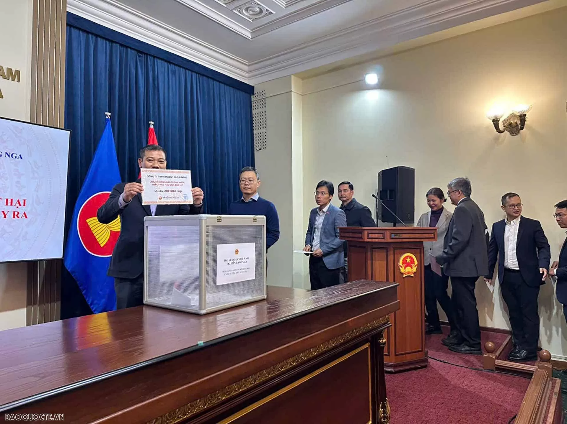 Vietnamese community in Russia raises funds to support flood victims Vietnamese community in Russia raises funds to support flood victims