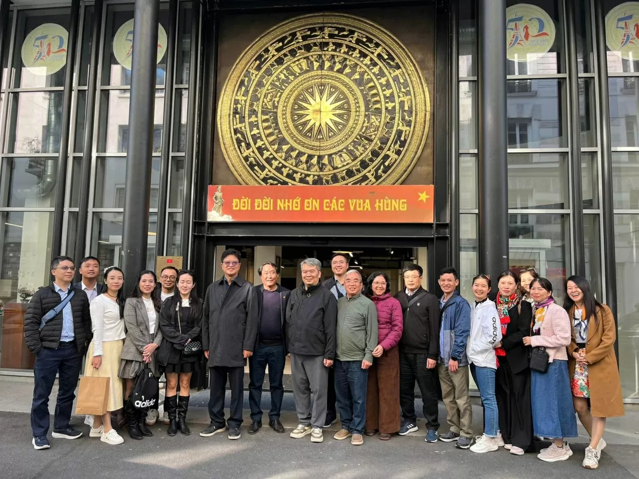 Vietnam Education Publishing House visits the Vietnam Cultural Center in France