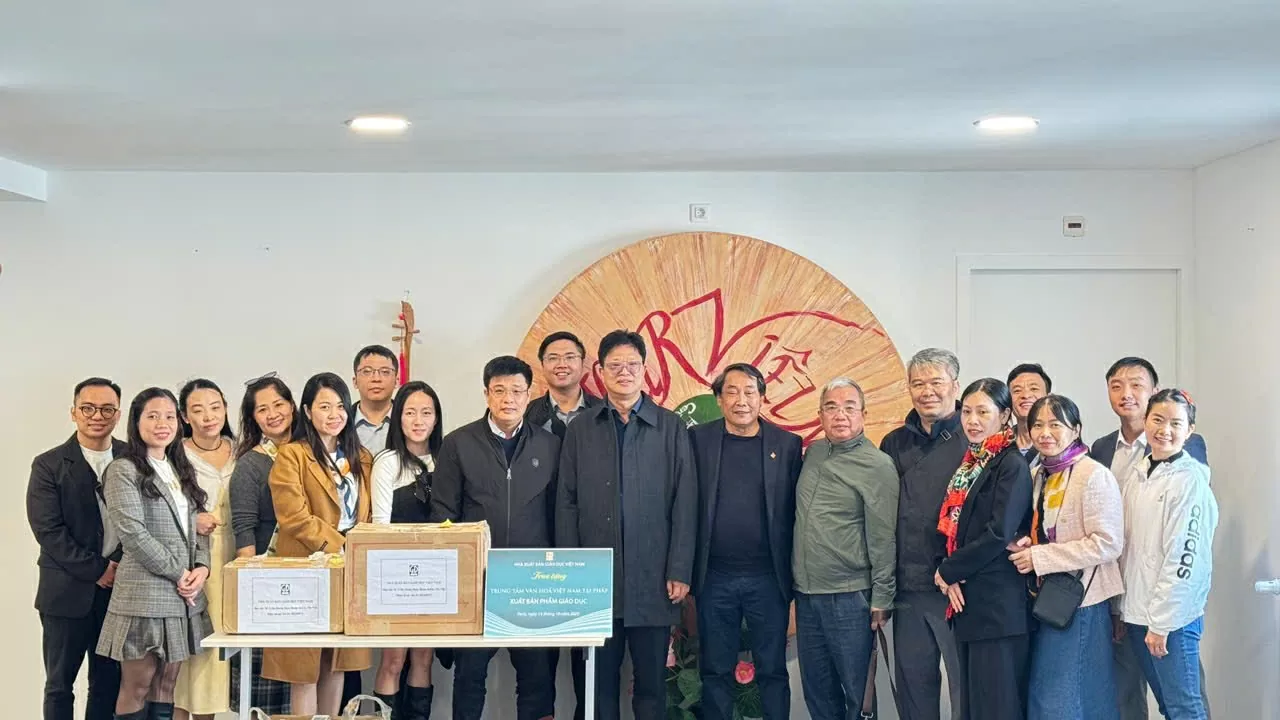 Vietnam Education Publishing House visits the Vietnam Cultural Center in France
