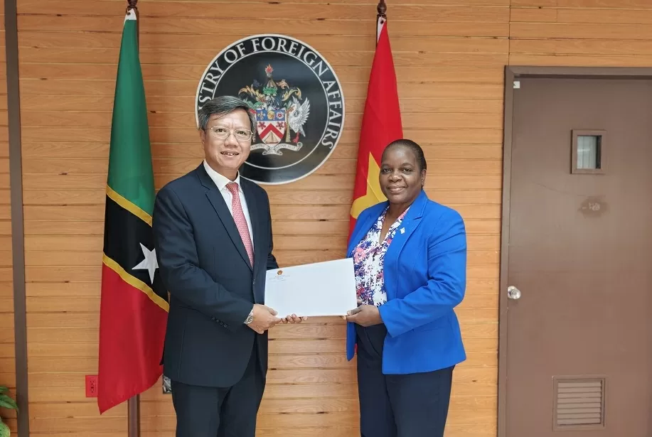 Ambassador Le Quang Long presents Credentials in Saint Kitts and Nevis Ambassador Le Quang Long presents Credentials in Saint Kitts and Nevis