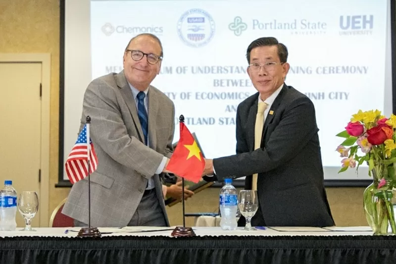 GS.TS. Sử Đình Thành - Hiệu trưởng UEH ký kết Thỏa thuận hợp tác (MOU) với TS. Stephen Percy - Hiệu trưởng Portland State University GS.TS. Sử Đình Thành - Hiệu trưởng UEH ký kết Thỏa thuận hợp tác (MOU) với TS. Stephen Percy - Hiệu trưởng Portland State University