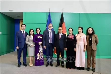 The delegation of the Vietnamese National Assembly’s Committee for National Defence, Security and External Relations poses for a group photo with Vice President of the German Bundestag Bodo Ramelow and Dr. Malte Kaufmann. (Photo: VNA)