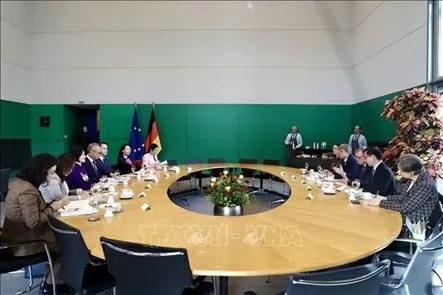 The delegation of the Vietnamese National Assembly’s Committee for National Defence, Security and External Relations meets with Vice President of the German Bundestag Bodo Ramelow, Dr. Malte Kaufmann, and members of the German Parliament. (Photo: VNA)