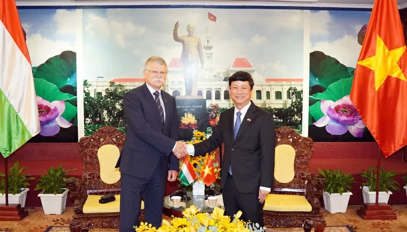 Vice Secretary of the HCM City Party Committee and Chairman of the municipal People’s Council Vo Van Minh (R) meets Speaker of the Hungarian National Assembly László Kövér on October 18. (Photo: VNA)
