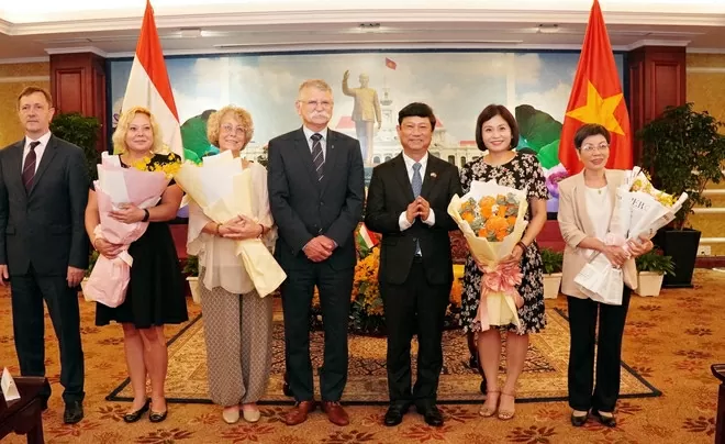 Vice Secretary of the HCM City Party Committee and Chairman of the municipal People’s Council Vo Van Minh (third from right) and Speaker of the Hungarian National Assembly László Kövér (fourth from left) (Photo: VNA)
