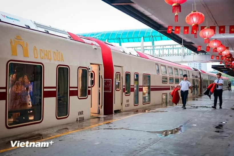 The “Hanoi 5 Cua O” (Hanoi's Five Gates) train is drawing interest from visitors to the capital city (Photo: VNA)