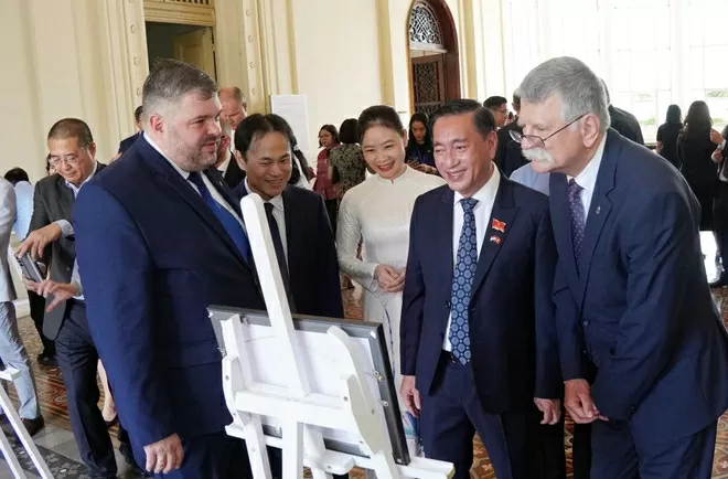 Top Hungarian legislator attends photo exhibition on HCM City