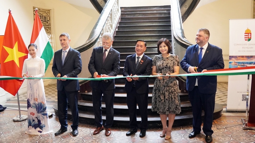 Speaker of the Hungarian National Assembly attends photo exhibition on Ho Chi Minh City