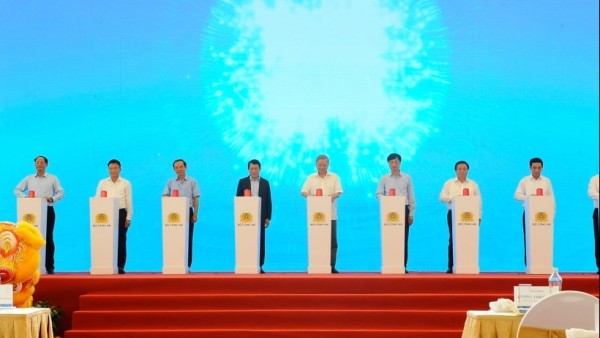 Party chief attends the groundbreaking ceremony for a 60,000-seat FIFA-standard covered stadium in Hung Yen